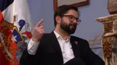 O presidente do Chile, Gabriel Boric, durante entrevista à BBC Mundo em Bruxelas.