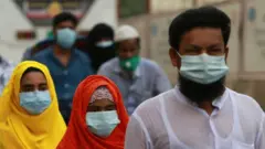 ঢাকায় করোনাভাইরাস পরীক্ষার জন্য অপেক্ষা করছেন কয়েকজন, ০৯-০৬-২০২০।