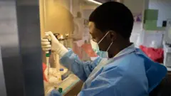 Umuganga urimo gusuzuma ibizamini bya Covid mu Rwanda