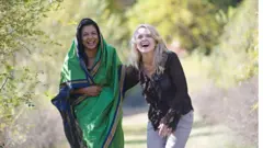 Надин Парр (ўнгда) энг яқин дўсти Сорая Дин билан