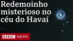 Redemoinho luminoso em céu noturno e o texto: redemoinho misterioso no céu do Havaí