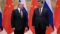 Putin e Xi Jinping reunidos em 4 de fevereiro de 2022, em Pequim