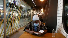 Pesin dey wear mask for SA airport