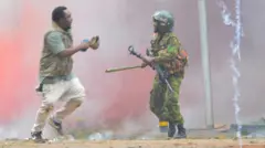 催涙ガスや放水砲などを使い、抗議者を解散させようとする警察
（25日、ケニアの首都ナイロビ）