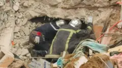 Emergency services bin dey look for survivors on Sunday