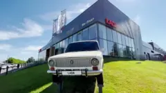 Машина "Лада" возле дилерского центра