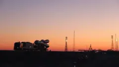 Locomotiva transporta espaçonave russa do hangar até a plataforma de lançamento, no Cosmódromo de Baikonur.