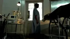 Une femme en attente d'un avortement chirurgical.