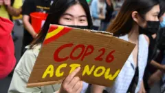 Abari mu myigaragambyo yo gusaba ko hagira igikorwa mu kurwanya ihindagurika ry'ikirere, aha ni mu mujyi wa Melbourne muri Australia, ku itariki ya 6/11/2021