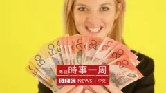 女士手持一把澳大利亞元鈔票