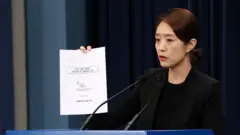 압수수색 당일 청와대 춘추관에서 브리핑하고 있는 고민정 대변인
