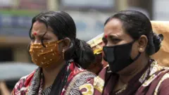 বাংলাদেশের ফেনিতে মাস্ক পরা নারী