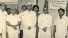 જમણેથી બીજા બાબુભાઈ જશભાઈ પટેલ