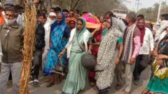 चंद्रभागाबाई साकळे यांच्या पार्थिवाला मुलींनी खांदा दिला.