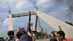 পুরস্কার ঘোষণা করেও লুটের সব অস্ত্র উদ্ধার করতে পারেনি অন্তর্বর্তী সরকার