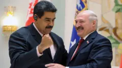 Nicolás Maduro e Aleksandr Lukashenko sorriem ao se cumprimentar, aparentementeslots pagando no cadastro 2024evento