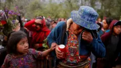 Una mujer llora durante el entierro de las víctimas en Comitancillo, Guatemala, 14 de marzo, 2021