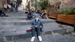 Niño mira a cámara en una calle de Nápoles.