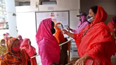 বাংলাদেশে ৫ই অগাস্ট পর্যন্ত জারি থাকা বিধি-নিষেধের মেয়াদ ১০ই অগাস্ট পর্যন্ত বাড়িয়ে প্রজ্ঞাপণ জারি করেছে সরকার।