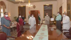 ज्ञापन सौंपते नेता
