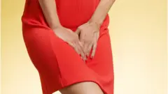 Mulher apertada para fazer xixi