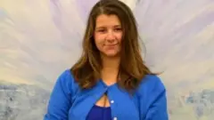 د سینتیا هوفمن کورنۍ وايي، هغې په زدکړه او پېژندګلوۍ کې ستونزه لرله