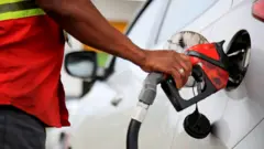 Frentista abastece carro em posto de gasolina de Salvador
