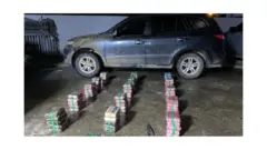 Polis, arabada bulunan uyuşturucuların fotoğraflarını yayımladı.