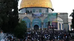 تخلل الصلاة رفع أعلام فلسطينية
