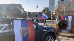 Ruska i srpska zastava na automobilima