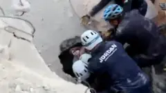 لحظة إنقاذ رضيعة من أنقاض مبنى منهار في عمان