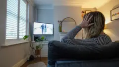 žena gleda tv