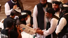 جانب من هامش جلسات التفاوض بين الفرقاء الأفغان في الدوحة