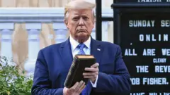 После своего выступления Дональд Трамп позировал для фотографов, держа в руках Библию