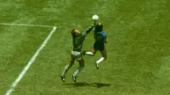 La "Mano de Dios" de Maradona sobre Shilton.