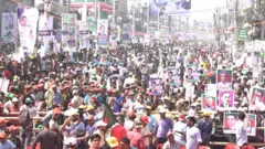 বাধাবিঘ্ন উপেক্ষা করে বিএনপির নেতা-কর্মীরা খুলনার সমাবেশে যোগ দিয়েছেন।