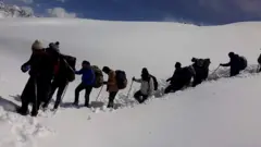 हिउँ छिचोल्दै हुम्लाका बासिन्दा।