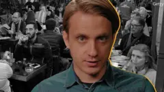 Андрей Сошников на фоне баров