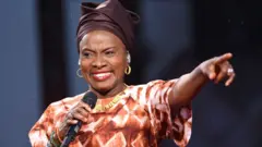 Angélique Kidjo mu gitaramo i Paris ku wa gatandatu