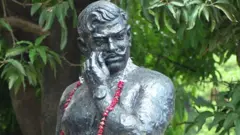 चंद्रशेखर आझाद यांचा पुतळा