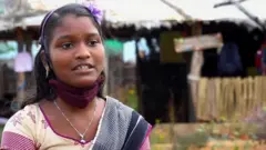 इन बच्चों के पास ऑनलाइन पढ़ाई की सुविधा नहीं थी.