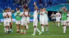 لاعبو منتخب إسبانيا بعد الفوز على سويسرا