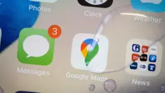 Gotas de agua en una pantalla de celular