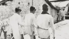 ১৯৭১এ পাকিস্তানী বাহিনীকে সহায়তার অভিযোগে কয়েকজনকে ধরে নিয়ে যাওয়া হচ্ছে : ফাইল ছবি