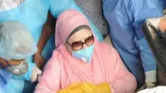 কারাগার থেকে মুক্তি পাবার পর খালেদা জিয়া বাড়িতে ফিরে আসেন