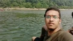 আবরার ফাহাদের সেলফি। পেছনে নদী।