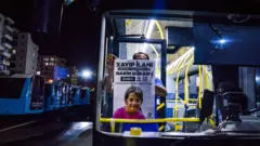 Diyarbakır Büyükşehir Belediyesi, otobüslere Narin Güran'la ilgili kayıp ilanı astı. 