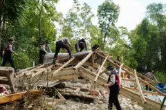 porušena kuća i ljudi na ruševinama, Indonezija zemljotres