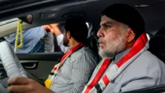 مقتدى الصدر يقود سيارة أثناء المشاركة في تظاهرة مناهضة للحكومة في مدينة النجف في 29 أكتوبر/تشرين الأول 2019