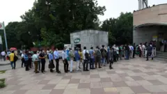 ဒေလီမြို့က ဘူတာတစ်ခုမှာ စောင့်ဆိုင်းနေကြသူတွေ (ပုံဟောင်း )